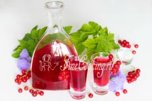 Red currant vodka tincture