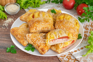 Puffs with ham, cheese and tomatoes