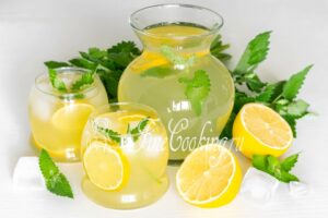 Home lemonade lemon with mint