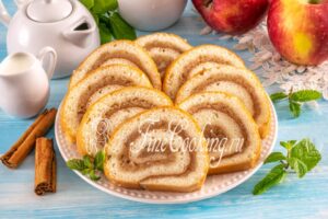 Biscuit roll with apples in the oven