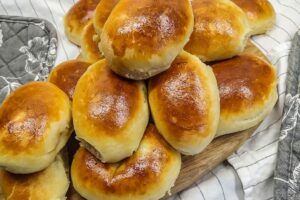 Pies with sorrel and egg