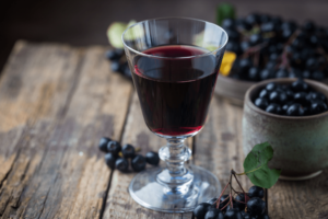 Black -fruited rowan wine: proven recipe