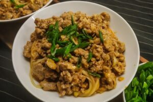 Lapsha with tuna in the Asian style
