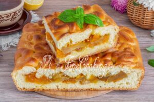 Yeast pie with jam