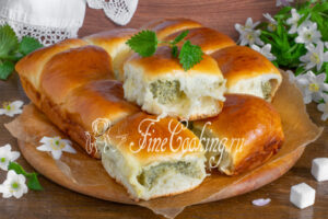 Yeast pies with cottage cheese and nettles