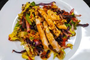 Chicken salad with peanuts