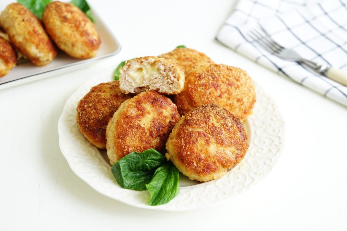 kurinyye-kotlety-s-syrom-vnutri-500350-1200×800.jpg