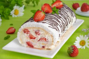 Merngial roll with strawberries
