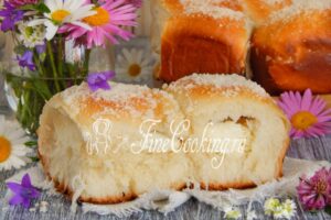 Yeast buns with cottage cheese