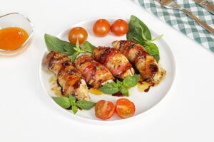 Chicken rolls with bacon in the oven