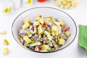 Salad with sausage, corn and crackers
