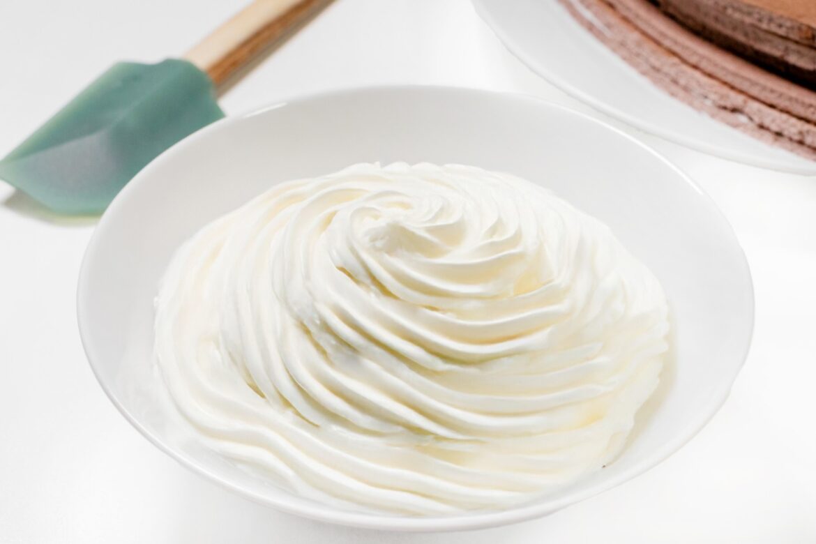 krem_dlja_torta_iz_masla_i_sgushenki__500x350-1200×800.jpg