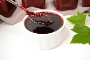 Currant with sugar for the winter without cooking