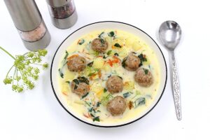 Cheese soup with meatballs
