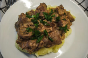 Chicken liver in sour cream with mushrooms