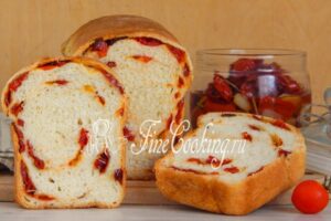 Wheat bread with dried tomatoes