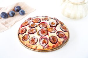 Lush pie with drain on kefir