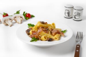 Paste with bacon and mushrooms in creamy sauce