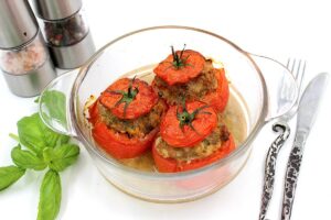 Tomatoes with minced meat and cheese in the oven
