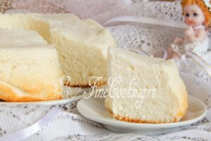 Sponge cake with squirrels in a slow cooker