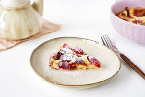 Clafoutis with plums: a classic recipe