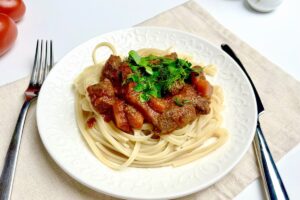 Pasta with beef in tomato sauce