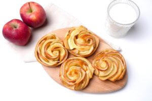 Puff roses with apples in the oven