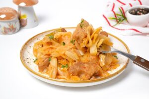 How to deliciously stew cabbage with meat
